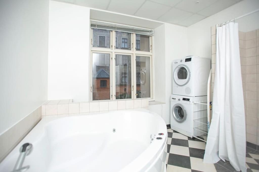 Large & Bright 3br W Whirlpool Near Metro Apartment