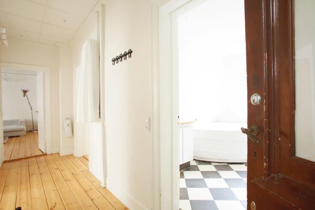 Large & Bright 3br W Whirlpool Near Metro Apartment