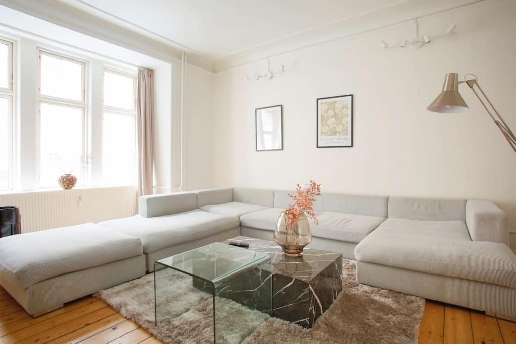 Large & Bright 3br W Whirlpool Near Metro Apartment Kopenhagen