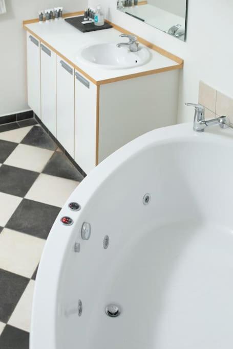 Large & Bright 3br W Whirlpool Near Metro Apartment *