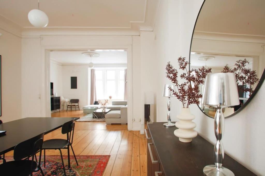 Large & Bright 3br W Whirlpool Near Metro