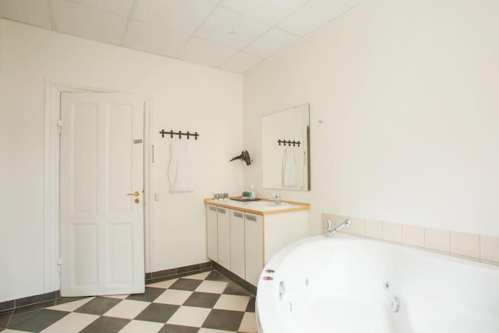 Apartment Large & Bright 3br W Whirlpool Near Metro *